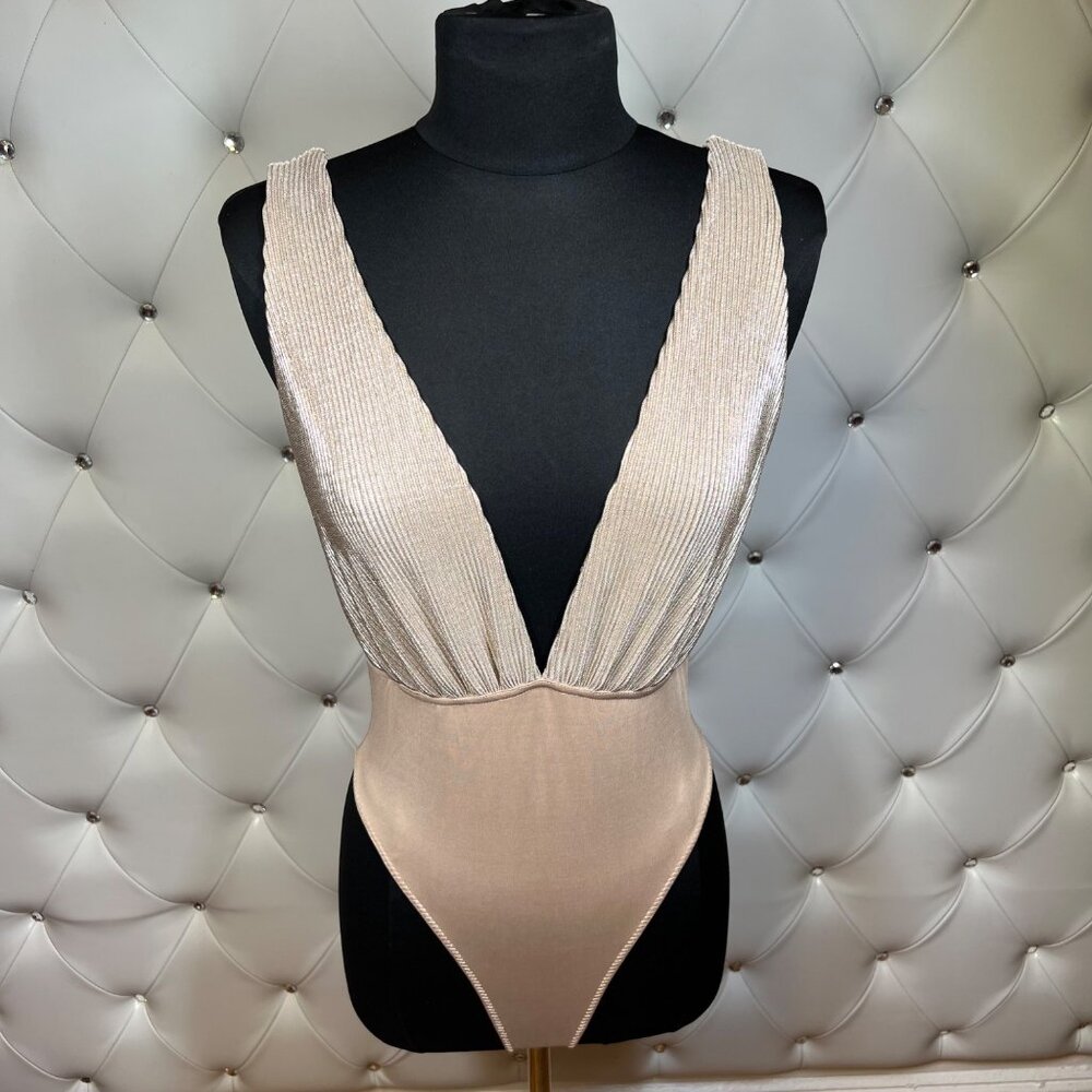 Forever 21 Stylish Cream Bodysuit Size M